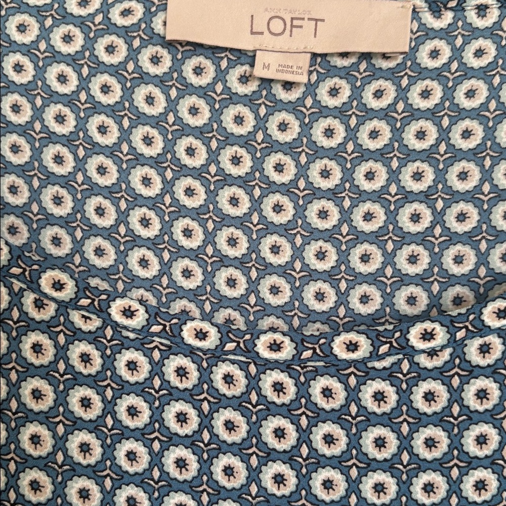 LOFT Floral Blue and White Top M tabs to roll up sleeves‎ - Picture 3 of 3